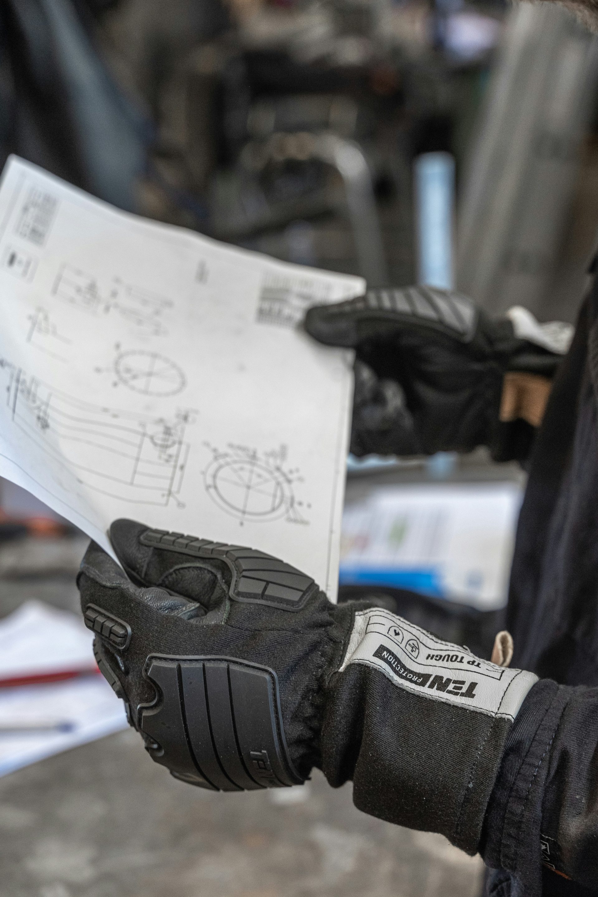 una mano enguantada sosteniendo un cartel