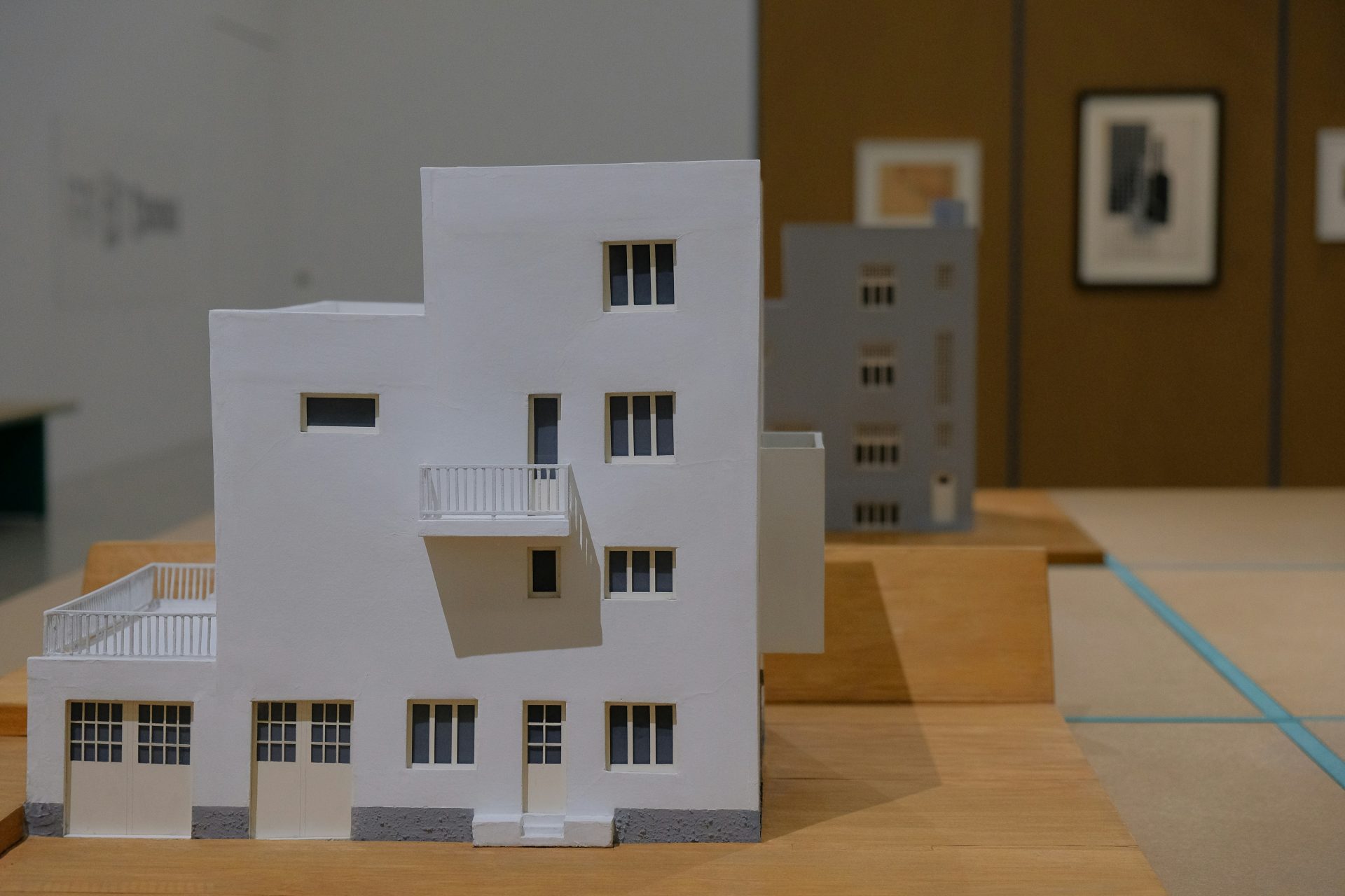 Edificio de hormigón blanco con suelo de madera marrón.