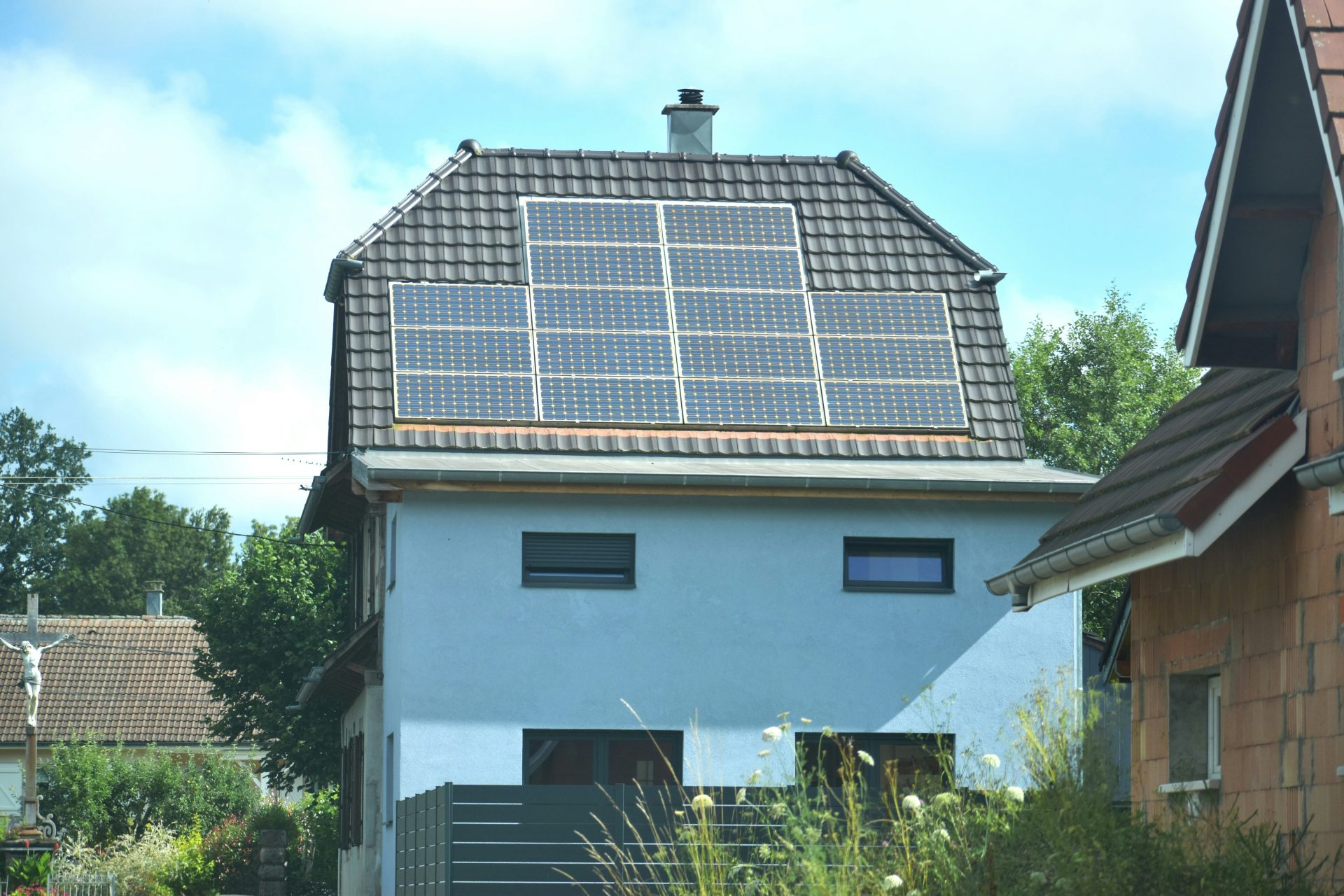 Una casa con un panel solar en el techo.