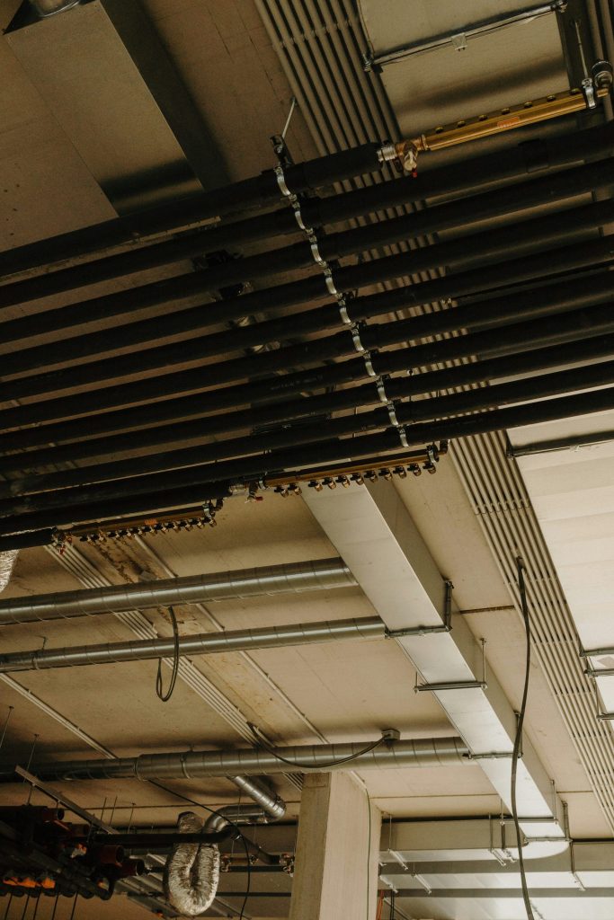 Una habitación con un montón de tuberías y un reloj.